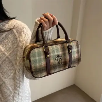 Зимни чанти през рамо 2024 години за жените, чанта през рамо от нов замшевого материал, женска малка квадратна чанта във френския корейски стил.