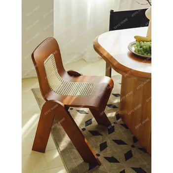 Маса и стол от масивно дърво, творчески сплетен ротанговый стол с облегалка, облегалка за конференция в ресторанта на хотела в стил ретро, реколта